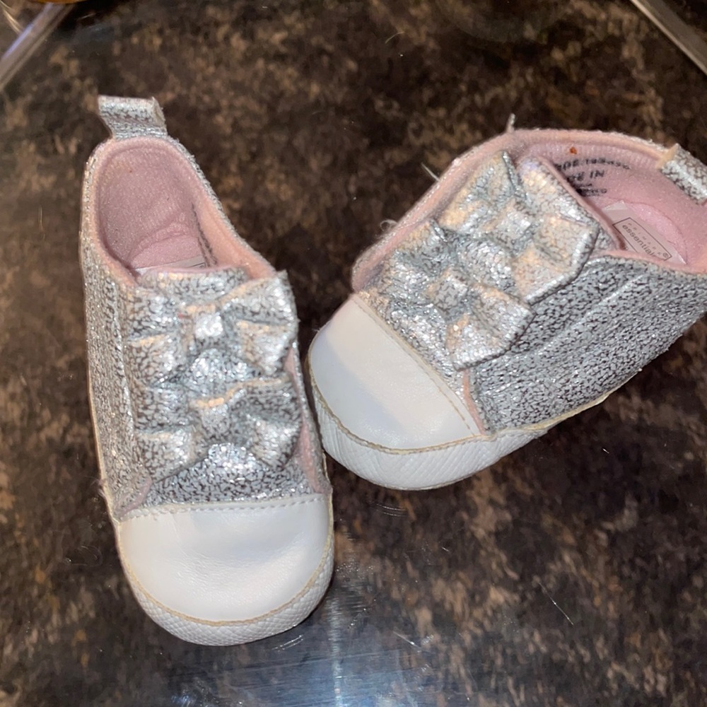Size 9-12 months girls silver bow sneakers soft bottoms